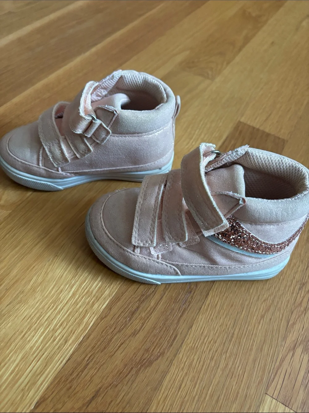 Size 6 Toddler Osh Kosh B’Gosh Sneakers